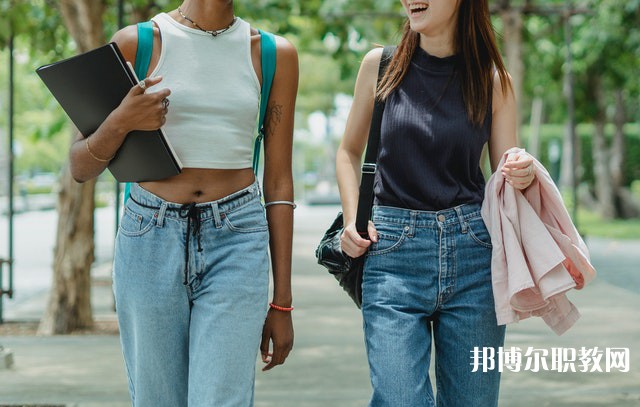 山東哪里的中專學(xué)校能讀美術(shù)設(shè)計(jì)與制作專業(yè)