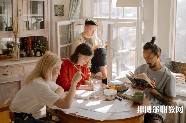 河南哪里的中專學(xué)校能讀計(jì)算機(jī)動(dòng)漫設(shè)計(jì)專業(yè)