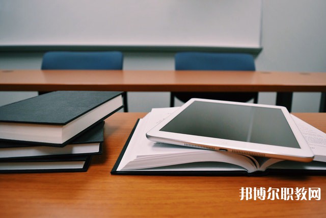 湖北哪里的中專學校能讀美發(fā)與形象設(shè)計專業(yè)