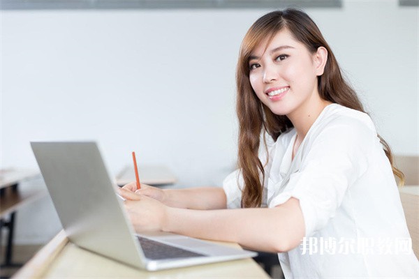 四川哪里的技工學校能讀高鐵乘務(wù)專業(yè)