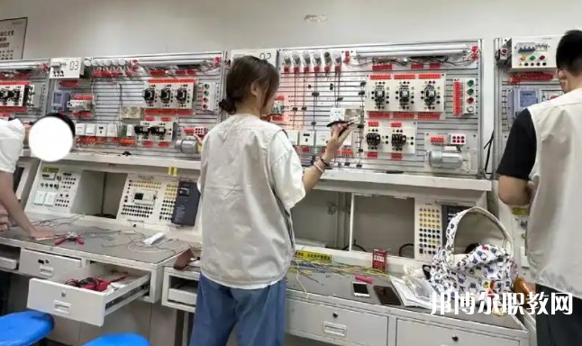 四川2025年讀電工學?？梢钥即髮W嗎